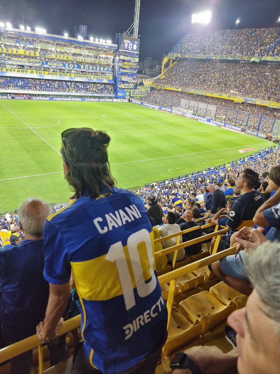 SergioRxD's tweet photo. Cavani metió un triplete y se vino a la platea media, que tipazo! https://t.co/7Y1PYbTCbW