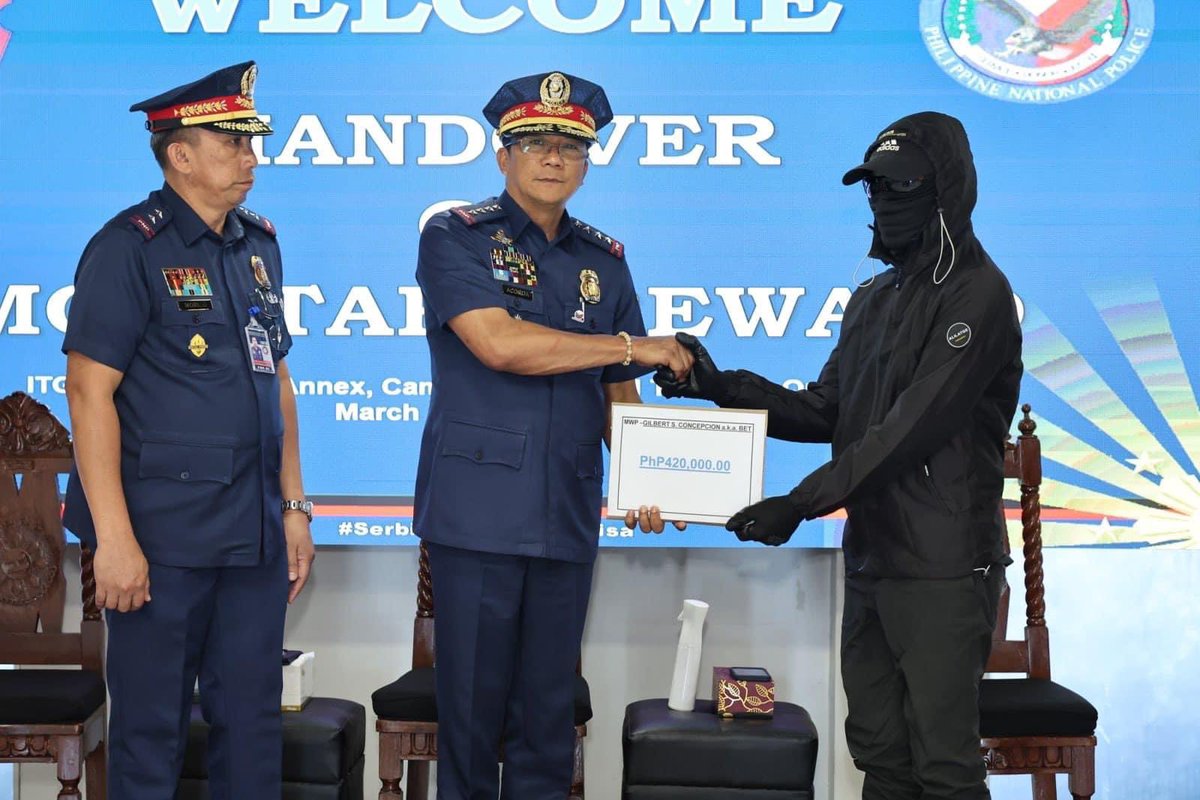 A confidential informant has been duly recognized with a reward of P420,000.00 for providing vital information that led to the neutralization of Gilbert S. Concepcion on January 24, 2024. Read more: facebook.com/share/p/endWwH… #SerbisyongNagkakaisa #ToServeandProtect