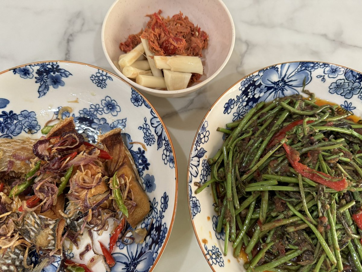 ahmadmaslan's tweet photo. #MasakSendiri oleh 2 adik ipar & 2 anak saudara dari #Kuching
#Midin tumis belacan, ulam #tepus, ikan #terubok masin & sambal. Nasi & air.
#Pantun original
Dari jauh, bekalan dibawak,
Bersama rakan, menuju pulang,
Enak sungguh, makanan Sarawak,
Sekali makan, tambah berulang. https://t.co/i87j2GTvaf