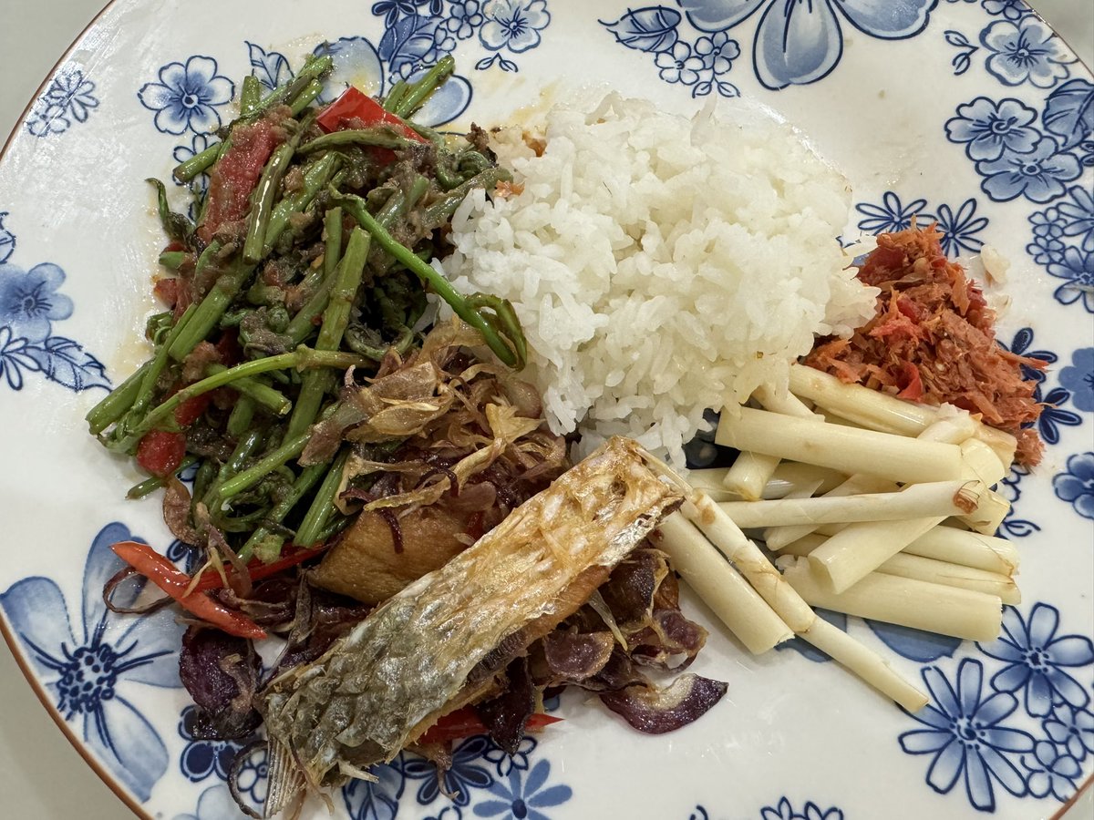 ahmadmaslan's tweet photo. #MasakSendiri oleh 2 adik ipar & 2 anak saudara dari #Kuching
#Midin tumis belacan, ulam #tepus, ikan #terubok masin & sambal. Nasi & air.
#Pantun original
Dari jauh, bekalan dibawak,
Bersama rakan, menuju pulang,
Enak sungguh, makanan Sarawak,
Sekali makan, tambah berulang. https://t.co/i87j2GTvaf