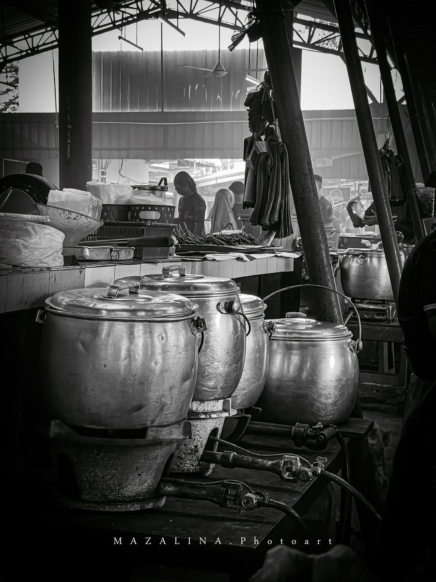 Pots

IP12PM
Lightroom
Changkat Jering

#mazaphotography
#mazaphotowork
#ip12promax
#lightroom
#pots #outdoorphotography
#cookingutensils