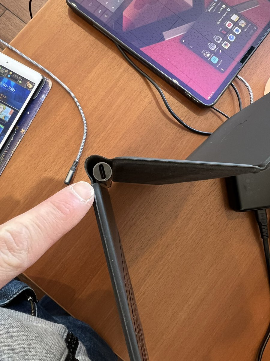 osyarenistylish's tweet image. magic keyboardのここに

差し込みある事

買ってから1年目くらいで

はじめて気づいた|ू•ω•)ﾁﾗｯ

＃Apple
＃magickeyboard