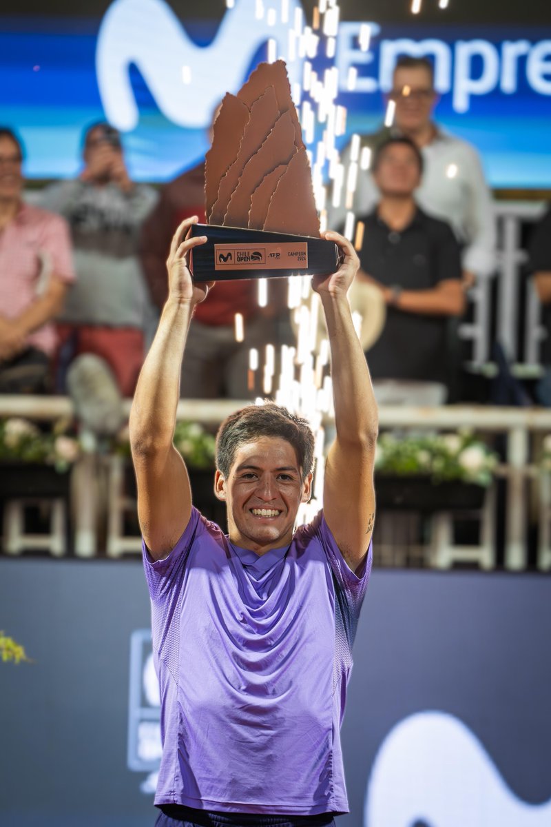 ¡Felicitaciones, Seba! 🏆🇦🇷 Sebastián Báez acumula 9 victorias consecutivas, que le dieron la corona del ATP 500 de Río 🇧🇷 y el ATP 250 de Santiago 🇨🇱. @atptour | @ATPTour_ES