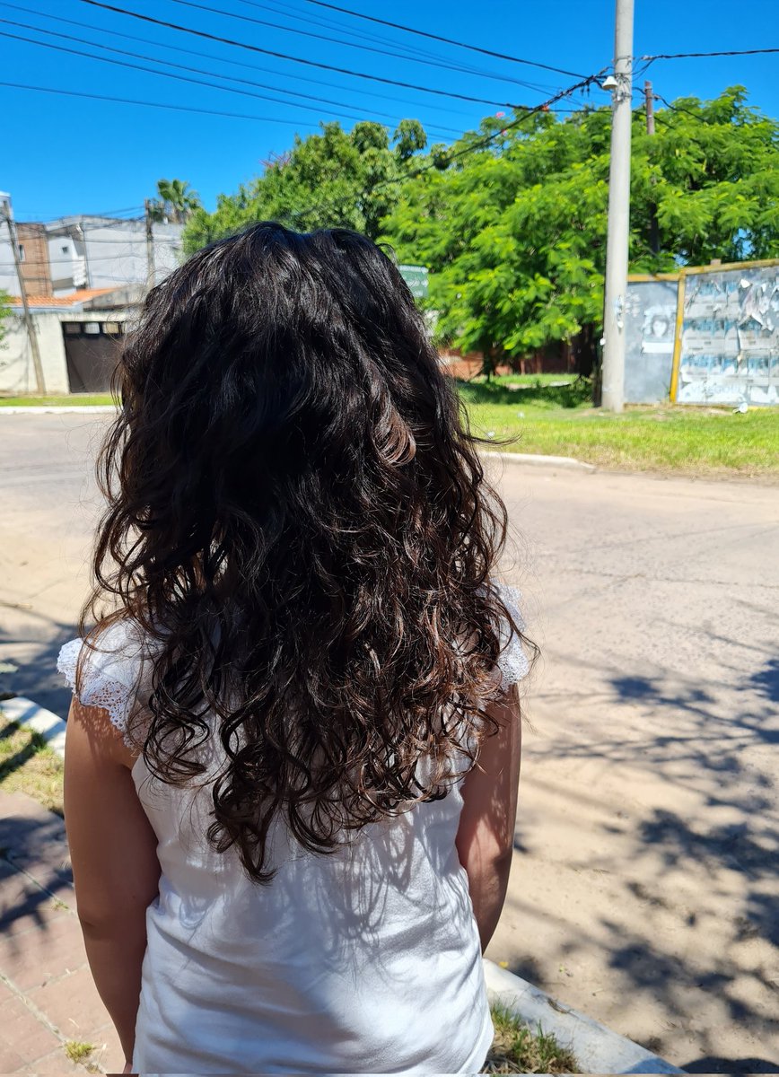 Este fin de semana tocó lookeada a la niña. Primera vez que se la peluquea buscando perfilar sus rulos, y le encantó. Estaba feliz. Muy piola el estilista Tuny González "el encantador de rulos". Un capo