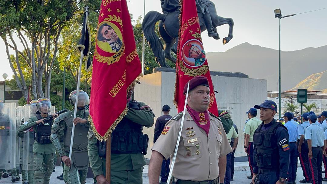 Este domingo #03Marzo desde la plaza Bolívar de Guarenas se llevó a cabo la arriada de nuestra Bandera Nacional en perfecta unión civico-militar-policial. Desde la ZODI83_MIRANDA reafirmamos el compromiso de honrar nuestros símbolos y defender nuestra independencia y soberanía.