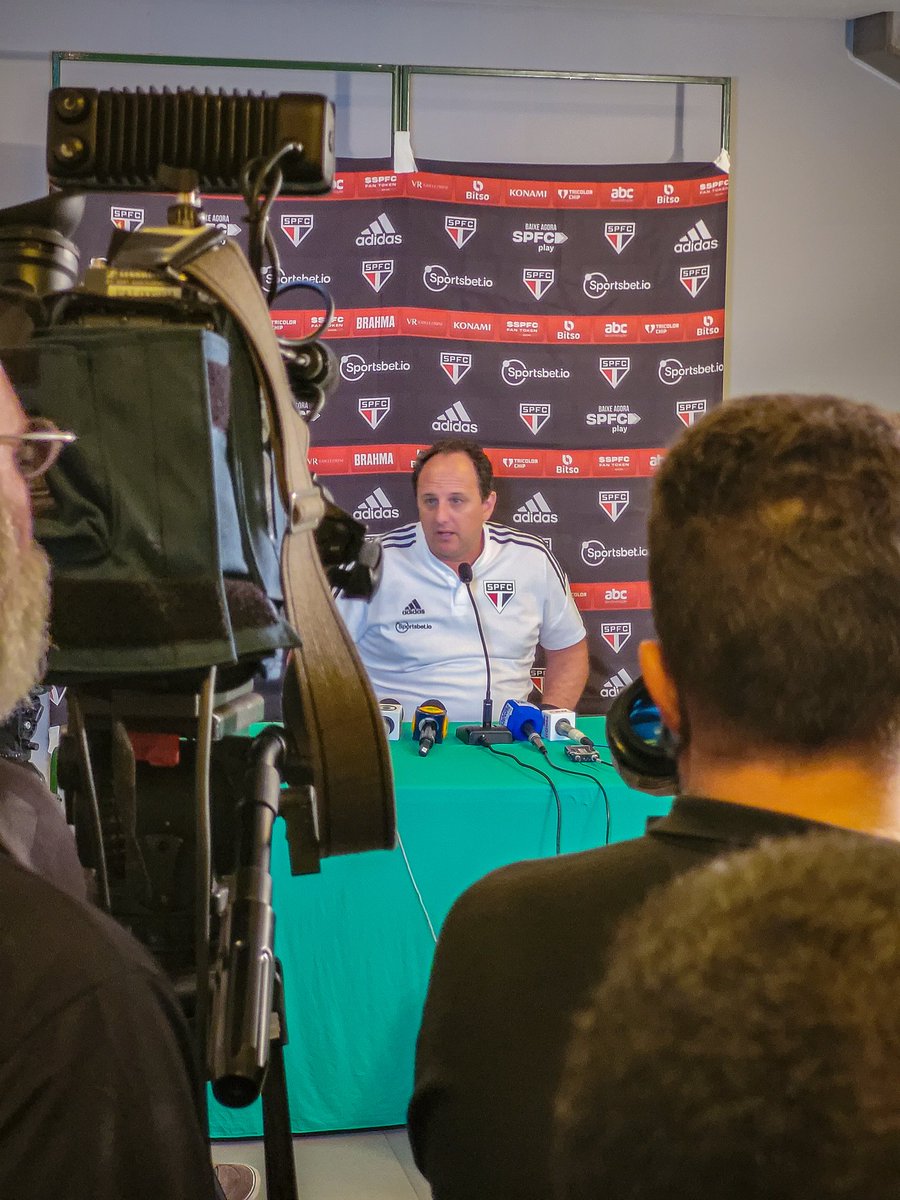 thiago_pacoka's tweet image. Palmeiras NUNCA disponibilizou uma sala de coletiva pra entrevista pós-jogo no Allianz.
As coletivas eram num cubículo de 8mx5m, uma espécie de corredor ao lado do saguão de entrada da imprensa

Na PRIMEIRA vez q o SPFC resolve fazer o msm: "NOOOOSSAA, MAS ISSO É INADMISSÍVEL..."