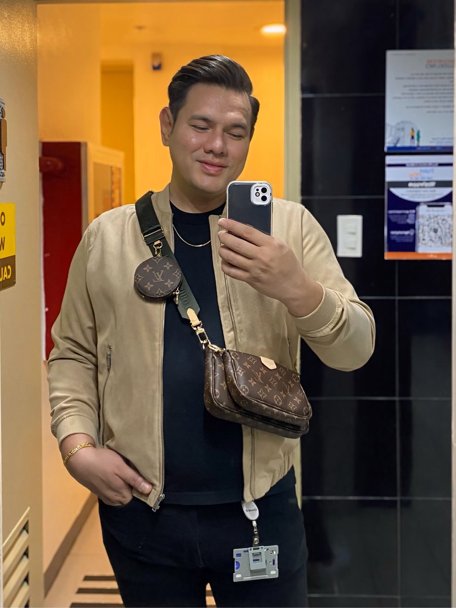 Taking my multipochette for a spin at the workplace on my first day back after surgery. 

Maayong buntag! 🤎