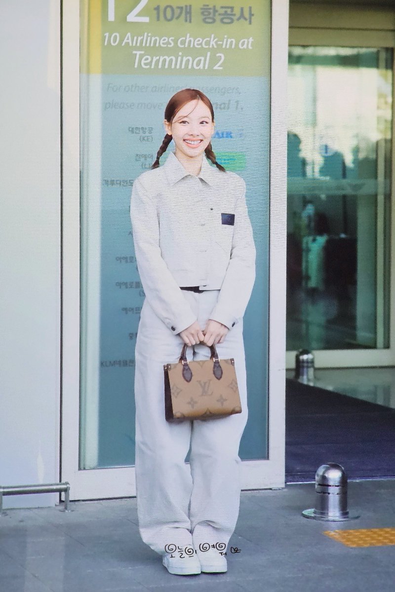firstrabbit922's tweet photo. 240304 ICN 출국 나연이 2p🐰🩵👋👋

#TWICE #nayeon #트와이스 #나연 #ナヨン https://t.co/5ssLDgd5YW