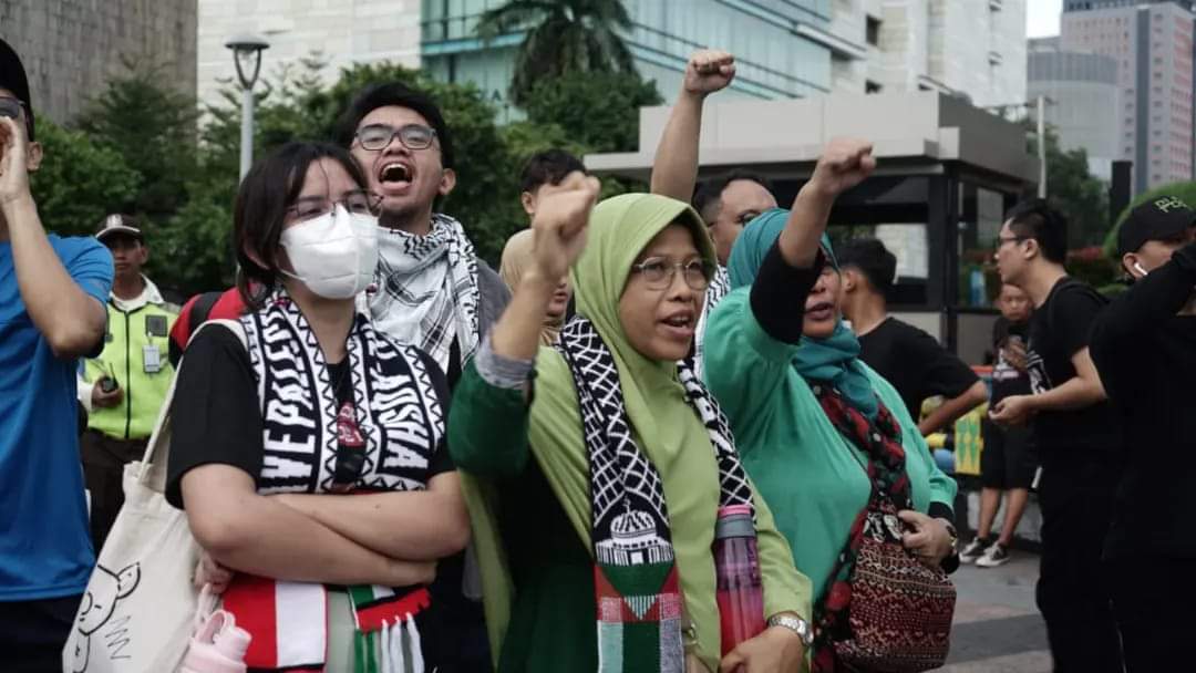 neohistoria_id's tweet photo. Ave Neohistorian!

Kemarin, Koalisi Organisasi Masyarakat Sipil untuk Dukungan Kemanusiaan Palestina yakni Dompet Dhuafa, KontraS, Amnesty Internasional, Gerakan BDS, Indonesia Humanitarian Alliance dan Neo Historia Indonesia menggelar aksi solidaritas untuk rakyat Palestina yang hingga hari ini terus menerus disudutkan oleh banyak negara Barat dan direnggut nyawa serta penghidupannya oleh kelompok Zionis.

Acara ini dimulai oleh orasi sejarah dari Admin Hans selaku Co-Founder Neo Historia dan Penulis Buku Mengapa Palestina Gagal Merdeka, diikuti dengan Orasi dari perwakilan kelompok masyarakat sipil lainnya, serta pementasan drama mengenai elegi rakyat Palestina.

Selama proses acara, situasi sempat memanas karena terjadi ketegangan dengan Satpol PP namun acara bisa berlangsung lancar hingga Long March dari Bundaran HI menuju Taman Dukuh Atas.

Acara ini diliput juga oleh sejumlah media seperti :
https://t.co/rrjpb3teXY
https://t.co/dl0mGOUqkz
https://t.co/7h8REHk0gP
https://t.co/ZwSjuIpjTi