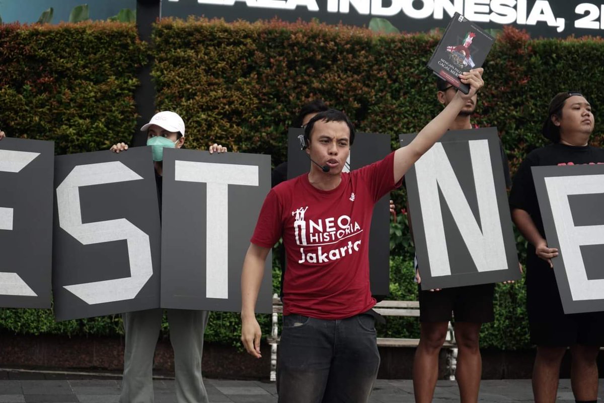 neohistoria_id's tweet photo. Ave Neohistorian!

Kemarin, Koalisi Organisasi Masyarakat Sipil untuk Dukungan Kemanusiaan Palestina yakni Dompet Dhuafa, KontraS, Amnesty Internasional, Gerakan BDS, Indonesia Humanitarian Alliance dan Neo Historia Indonesia menggelar aksi solidaritas untuk rakyat Palestina yang hingga hari ini terus menerus disudutkan oleh banyak negara Barat dan direnggut nyawa serta penghidupannya oleh kelompok Zionis.

Acara ini dimulai oleh orasi sejarah dari Admin Hans selaku Co-Founder Neo Historia dan Penulis Buku Mengapa Palestina Gagal Merdeka, diikuti dengan Orasi dari perwakilan kelompok masyarakat sipil lainnya, serta pementasan drama mengenai elegi rakyat Palestina.

Selama proses acara, situasi sempat memanas karena terjadi ketegangan dengan Satpol PP namun acara bisa berlangsung lancar hingga Long March dari Bundaran HI menuju Taman Dukuh Atas.

Acara ini diliput juga oleh sejumlah media seperti :
https://t.co/rrjpb3teXY
https://t.co/dl0mGOUqkz
https://t.co/7h8REHk0gP
https://t.co/ZwSjuIpjTi