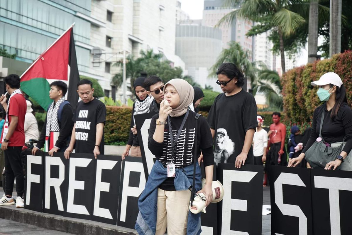 neohistoria_id's tweet photo. Ave Neohistorian!

Kemarin, Koalisi Organisasi Masyarakat Sipil untuk Dukungan Kemanusiaan Palestina yakni Dompet Dhuafa, KontraS, Amnesty Internasional, Gerakan BDS, Indonesia Humanitarian Alliance dan Neo Historia Indonesia menggelar aksi solidaritas untuk rakyat Palestina yang hingga hari ini terus menerus disudutkan oleh banyak negara Barat dan direnggut nyawa serta penghidupannya oleh kelompok Zionis.

Acara ini dimulai oleh orasi sejarah dari Admin Hans selaku Co-Founder Neo Historia dan Penulis Buku Mengapa Palestina Gagal Merdeka, diikuti dengan Orasi dari perwakilan kelompok masyarakat sipil lainnya, serta pementasan drama mengenai elegi rakyat Palestina.

Selama proses acara, situasi sempat memanas karena terjadi ketegangan dengan Satpol PP namun acara bisa berlangsung lancar hingga Long March dari Bundaran HI menuju Taman Dukuh Atas.

Acara ini diliput juga oleh sejumlah media seperti :
https://t.co/rrjpb3teXY
https://t.co/dl0mGOUqkz
https://t.co/7h8REHk0gP
https://t.co/ZwSjuIpjTi