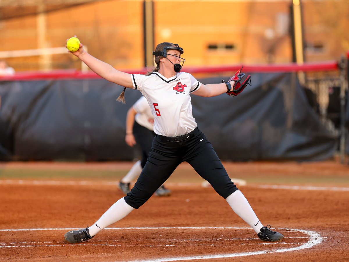 WKUSportsPics's tweet photo. .@WKUSoftball falls in final game of the weekend to Southern Illinois 2-0.
#GoTops #JustWin #Grit #WhateveritTakes #TopsTogether #TopsOnTop #photogrind
๐ธ's : https://t.co/lPC0UxsR7p https://t.co/MEcNexvRmA