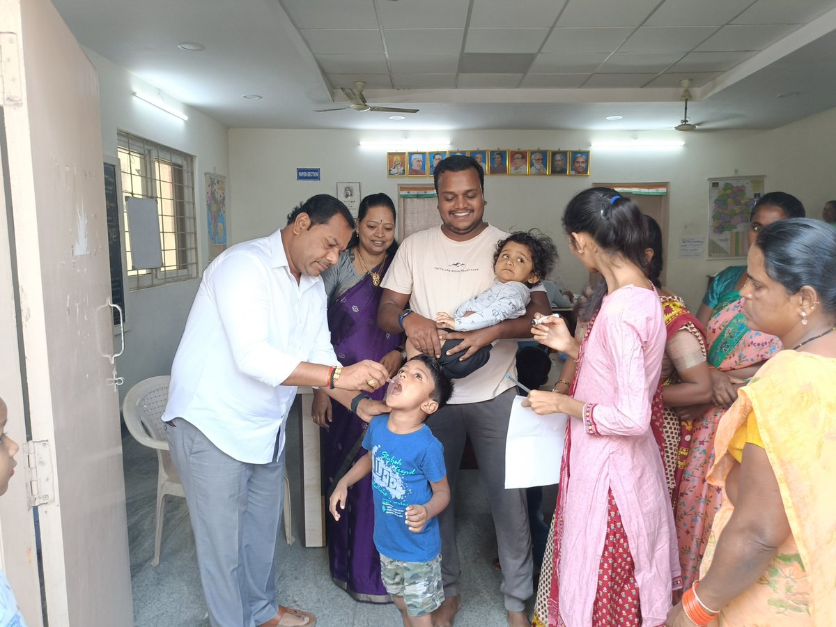 PravveenB's tweet photo. నేషనల్‌ ఇమ్యూనైజేషన్‌ డే’ను పురస్కరించుకుని ఈ రోజు దేశవ్యాప్తంగా పల్స్‌ పోలియో కార్యక్రమం నిర్వహిస్తున్న నేపద్యంలో, ఐదేళ్లలోపు పిల్లలకు ఎమ్మెల్యే  లక్ష్మా రెడ్డి తో కలిసి *పల్స్‌ పోలియో చుక్కలు* వేసిన కార్పోరేటర్ బన్నాల గీత ప్రవీణ్ @KTRBRS @GadwalvijayaTRS @BrsBandari @RSRBRS https://t.co/9wvle95S9T