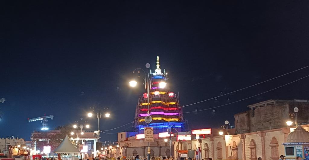 FI_InvestIndia's tweet image. Had darshan multiple times of Rama Lalla in Ayodhya. Some tips from experience.

- Book your stay near Ayodhya Dham (not Ayodhya Cantonment) railway station (you will get good rooms at ₹1800 to ₹2500 per night). We booked Hotel Ramdham, clean rooms &amp;amp; bathrooms, perfect for…