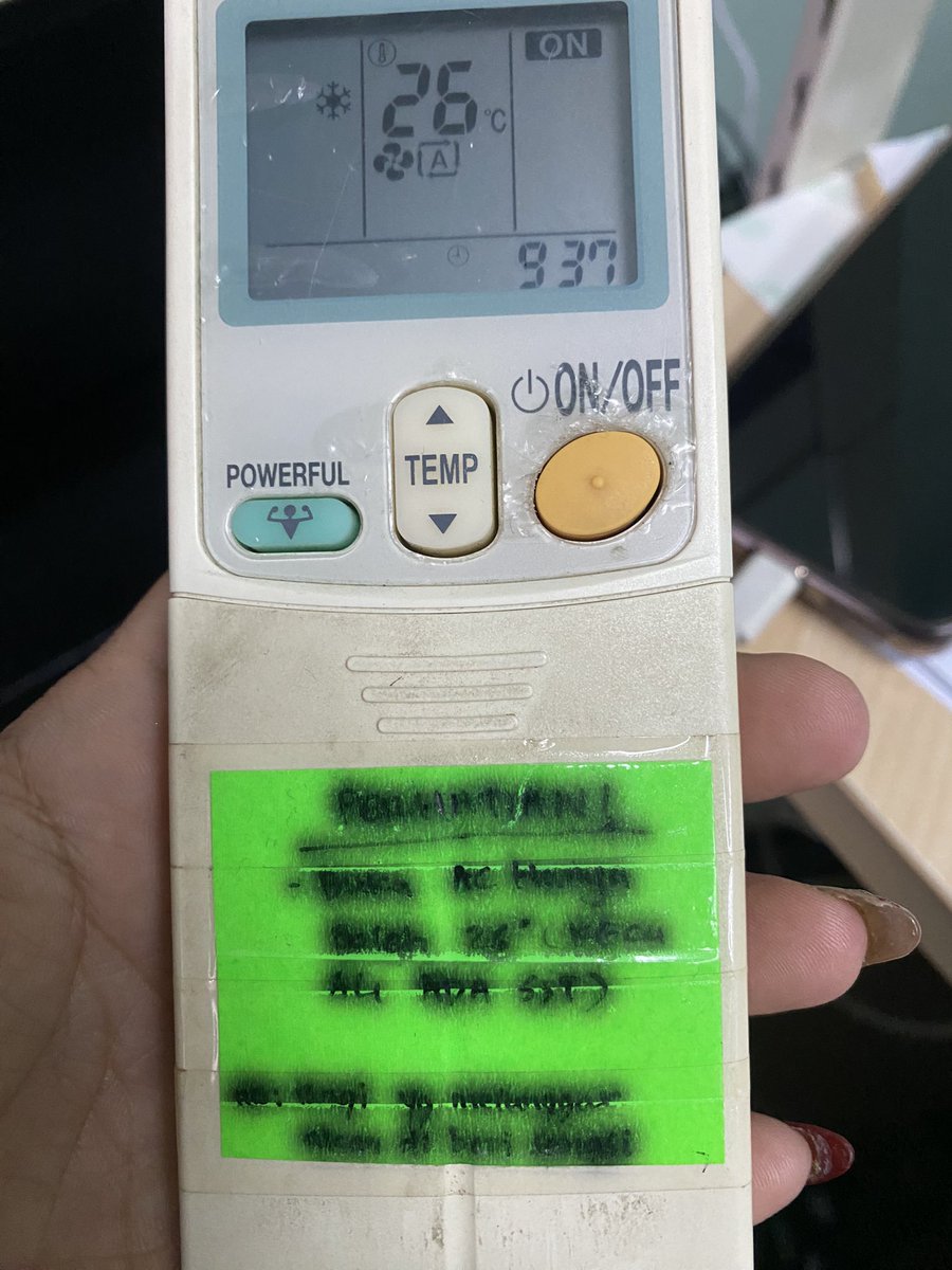 MerlinGouw's tweet image. Peraturan di kantor kalean apa?? Coba cek ini tulisannya apa😂😂😂