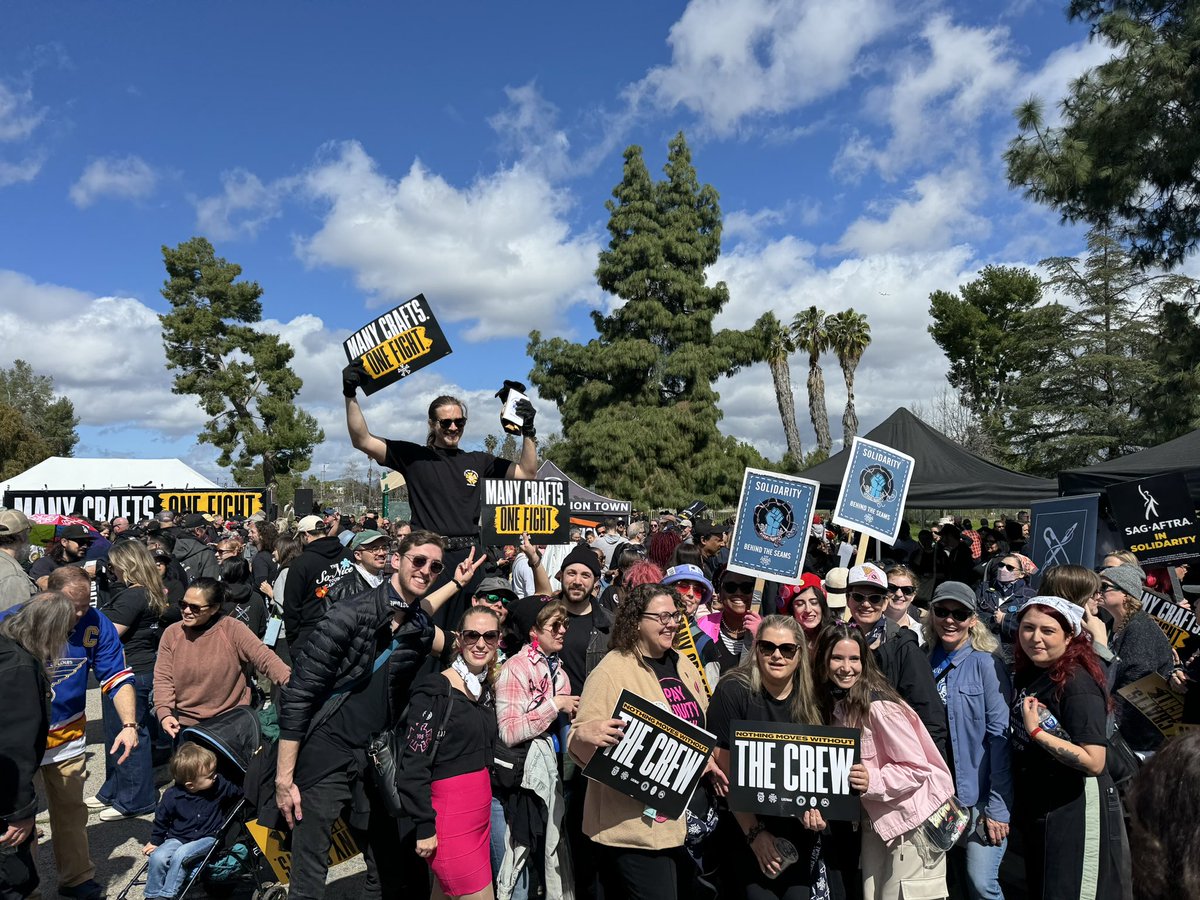 TAGYoungWorkers's tweet image. Young workers from all across Hollywood joined forces at the Woodley Park kickoff rally today! Many Crafts, One Fight! #IATSE
