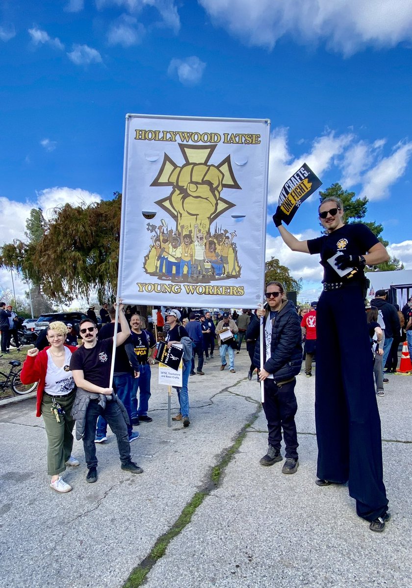 TAGYoungWorkers's tweet image. Young workers from all across Hollywood joined forces at the Woodley Park kickoff rally today! Many Crafts, One Fight! #IATSE