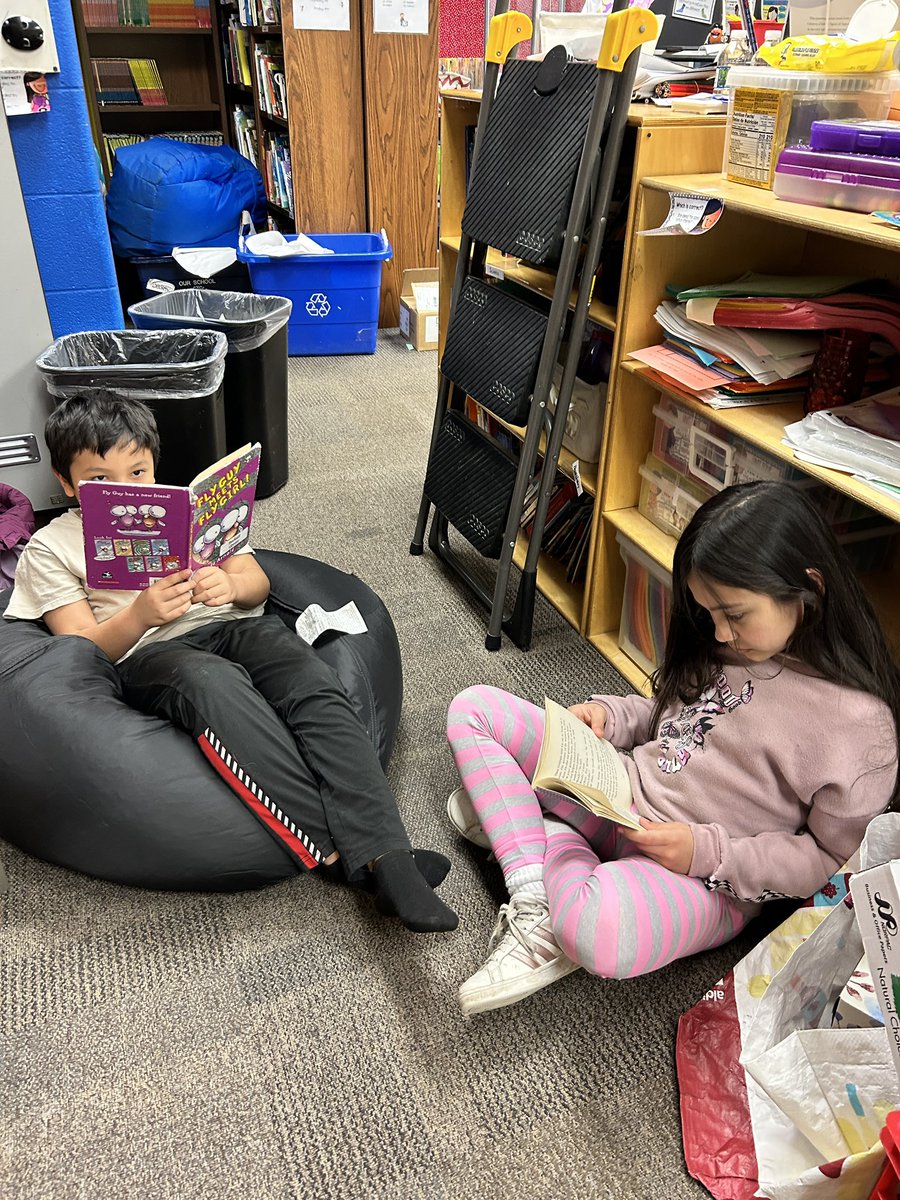 DSmithBeckett3's tweet photo. Stop, Drop, and Read in celebration of Read Across America Day. https://t.co/iw4XQ0AhFy