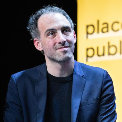 Dosinda961308's tweet photo. ALLO  L'ARCOM ?
Trop occupés à chasser l'ignoble bête féroce de la fachosphère Cnews, l'Arcom et Reporters sans frontières, n'ont pas l'air d'être trop indignés par le fait qu'une présentatrice du service public, Léa Salamé, œuvrant sur France Télévision, soit en couple avec Raphaël Glucksmann, tête de liste PS aux prochaines élections européennes du 9 juin prochain.
Imaginons un seul instant, Jordan Bardella, en couple avec une présentatrice du service public ......