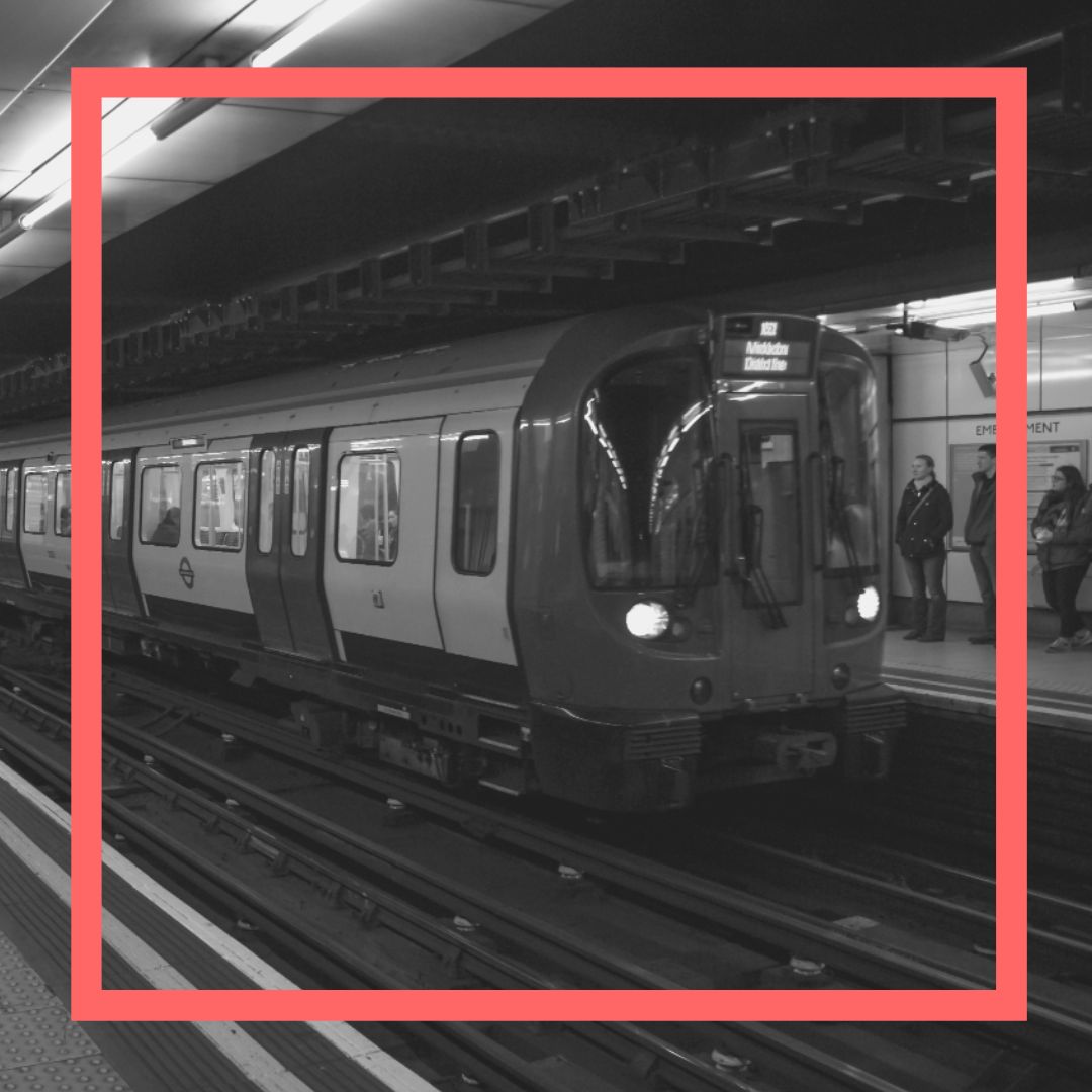 Si agafeu el metro de Londres, a
l’estació d’Embankment entre Charing Cross i el pont
de Hungerford, sentireu una veu diferent de tota la
resta de megafonies de la ciutat.-

Podeu llegir la història sencera al nostre blog!