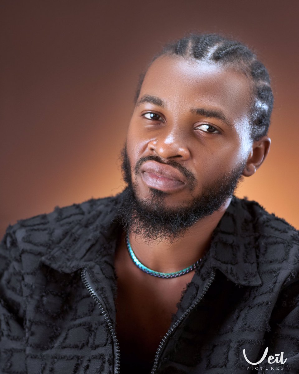 Fashion designer wey 
Fine they will look at you and think you have money …… 
                       Fashion designer wey dress well  go any event from the entrance eyes will be on you like dollars raise and falling