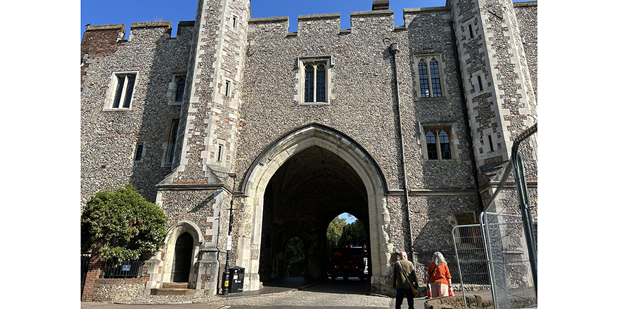 This is the abbey gatehouse in St Albans, part of which was used as a jail. The poorer inhabitants of the town, according to Anne Bacon, writing in 1596, were 'unorderly and unconscionable', prone to 'tippling, taverning and drunken idleness and gaming'. herts.ac.uk/uhpress/books-…