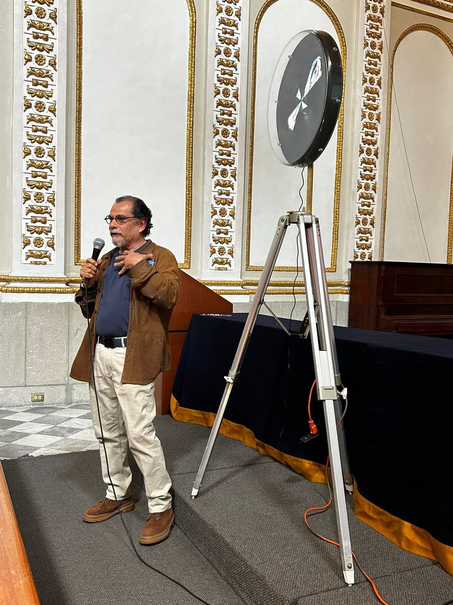 NehemiasMX's tweet photo. @escMiguelPeraza en la @FILMineria presentando Nervaduras del Omniverso, una escultura de cuarta dimensión mediante un ventilador de tecnología holográfica, comparando dos mundos, el real y el virtual. #Arte #Cultura @CulturaCiudadMx @unomasunomx @TVMundo_Digital @rasainforma https://t.co/Ll2WitWTIB