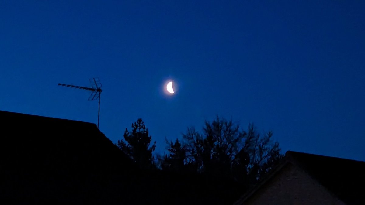 ian_bill67's tweet photo. This mornings last quarter waning crescent moon over Milton Keynes @ChrisPage90 @scenesfromMK @DavidBflower #lunartic #lunar #moon #ThePhotoHour #StormHour #sx70hs #lastquarter #waningcrescent https://t.co/Ki9hELF4Rj