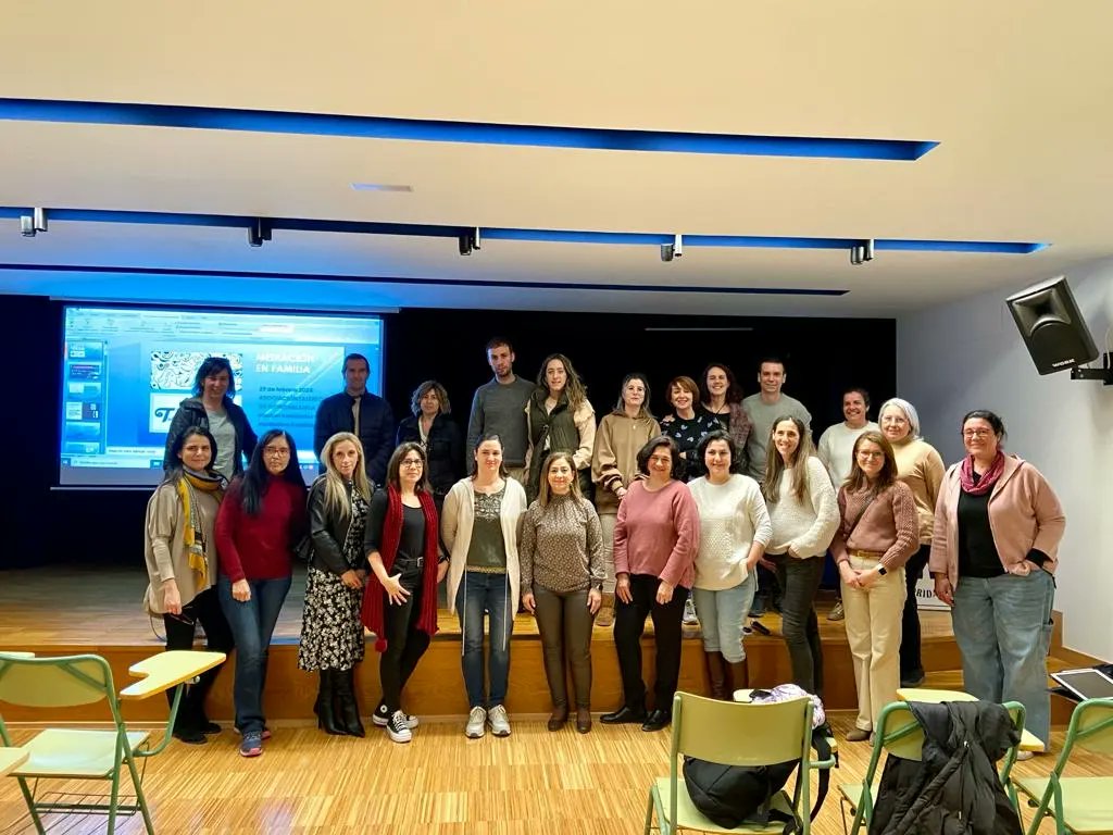 TALENTOS_RM's tweet photo. Cerca de medio centenar de padres y madres han acudido al IES Floridablanca, en Murcia, para asistir a la charla de Mediación en Familia en el marco de nuestra "Escuela de Familias"
#AACC
#HacemosPiña
#JuntosMásFuertes
#SiempreSumando
#SumandoTalento https://t.co/ylgHb0UWBp