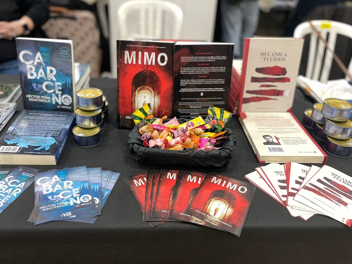 hpenamanterola's tweet image. El #LibroForumSevilla2024 ha sido la oportunidad perfecta para desvirtualizar a autores como @FranciscodPaula, a quien entrevisté para @Culturamas, o a la majísima troupe de @Valhallalibros.
Y para repartir atún. Atún con MIMO. Pedacitos de Tomás García Sanjurjo.