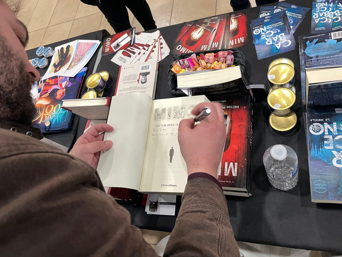 hpenamanterola's tweet image. El #LibroForumSevilla2024 ha sido la oportunidad perfecta para desvirtualizar a autores como @FranciscodPaula, a quien entrevisté para @Culturamas, o a la majísima troupe de @Valhallalibros.
Y para repartir atún. Atún con MIMO. Pedacitos de Tomás García Sanjurjo.