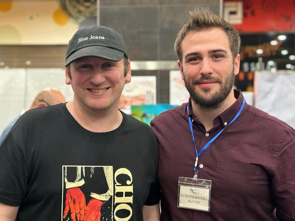 hpenamanterola's tweet image. El #LibroForumSevilla2024 ha sido la oportunidad perfecta para desvirtualizar a autores como @FranciscodPaula, a quien entrevisté para @Culturamas, o a la majísima troupe de @Valhallalibros.
Y para repartir atún. Atún con MIMO. Pedacitos de Tomás García Sanjurjo.