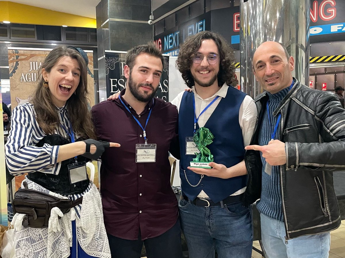 hpenamanterola's tweet image. El #LibroForumSevilla2024 ha sido la oportunidad perfecta para desvirtualizar a autores como @FranciscodPaula, a quien entrevisté para @Culturamas, o a la majísima troupe de @Valhallalibros.
Y para repartir atún. Atún con MIMO. Pedacitos de Tomás García Sanjurjo.