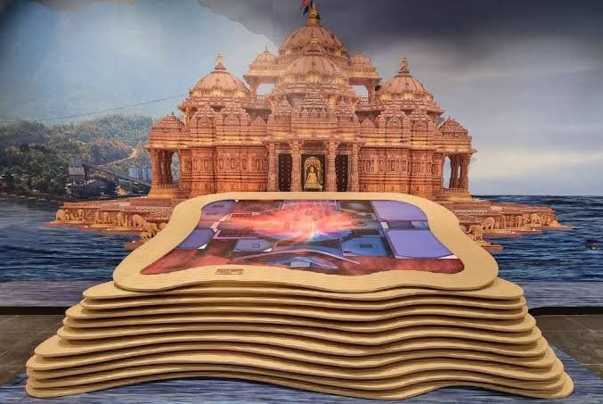 Vidithardy's tweet photo. More than 65,000 pilgrims flocked to Abu Dhabi's BAPS Hindu Mandir on its inaugural public Sunday.

#BAPSHinduMandir #AbuDhabiPilgrimage https://t.co/8CinDe85bE