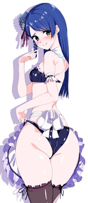 「ハニー❤うふっ❤こっち見て❤」紐パンを上げておつまみピンチョスのえっちなお尻を見せつけるロベリアいいよね…☺なエロバレーの絵です #DOAXVV #ブイブイ 