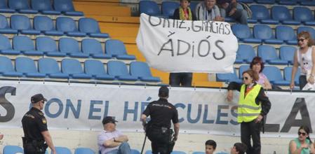 negrelloma06's tweet image. El que tarda la @policia quan apareix una pancarta contra Ortiz 🆚 el que tarda la @policia quan apareixen nens amb banderes de un partit feixista i criden un taxi 🤷🏿‍♂️⁉️ dins de l'Estadi.
#SameSpirit?