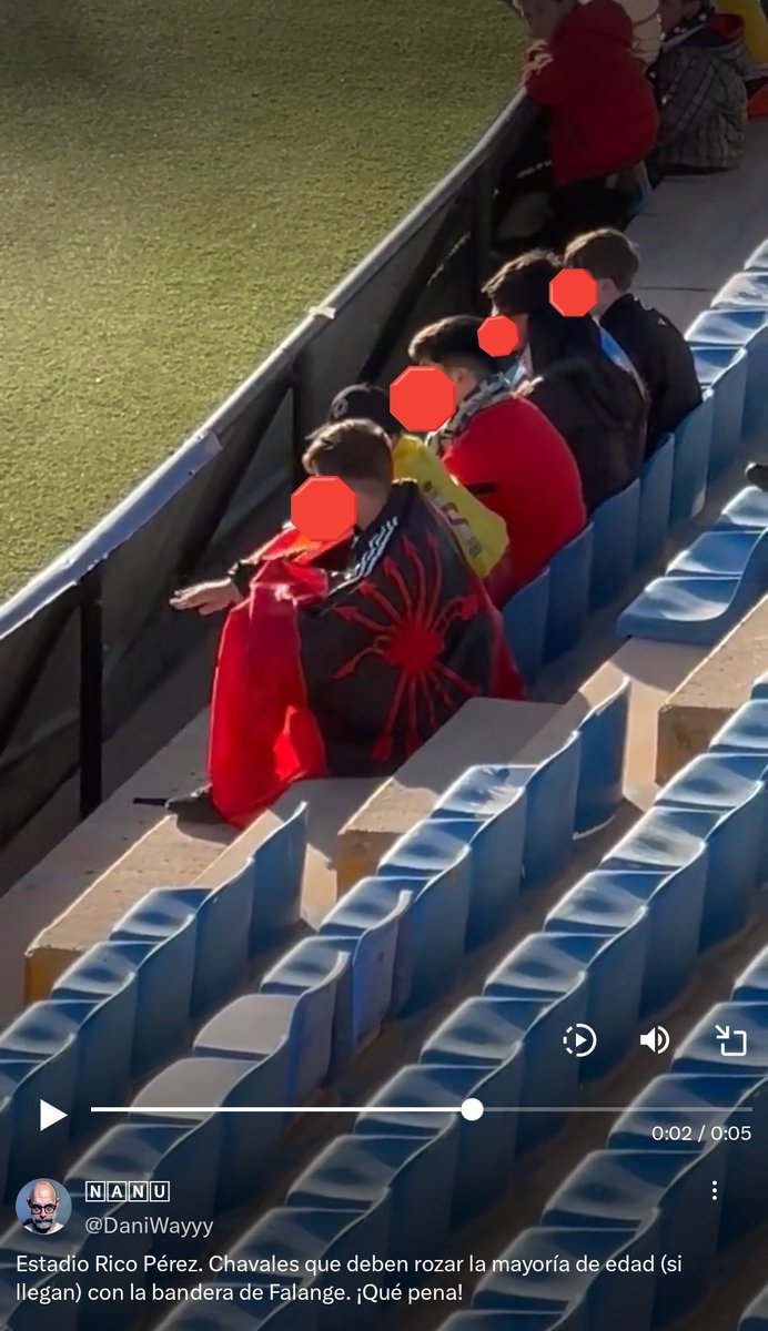 negrelloma06's tweet image. El que tarda la @policia quan apareix una pancarta contra Ortiz 🆚 el que tarda la @policia quan apareixen nens amb banderes de un partit feixista i criden un taxi 🤷🏿‍♂️⁉️ dins de l'Estadi.
#SameSpirit?