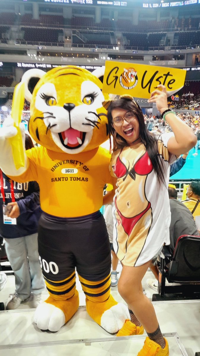 r2KrisOnfire's tweet photo. #GoUSTe! Ayan ah, nag2fish swimshut nko pra madistract ang kalabang @feuvolleyball_ . Di umepek sa Tamaraws Men, pero keri sa Women! Congrats 2d winning teams #FEUST - the OG Phil.Collegiate Vball Rivalry & Winningest Teams 💚💛 #UAAPVolleyball #UAAPSeason86 #FuelingTheFuture https://t.co/LR1DtTmZyG