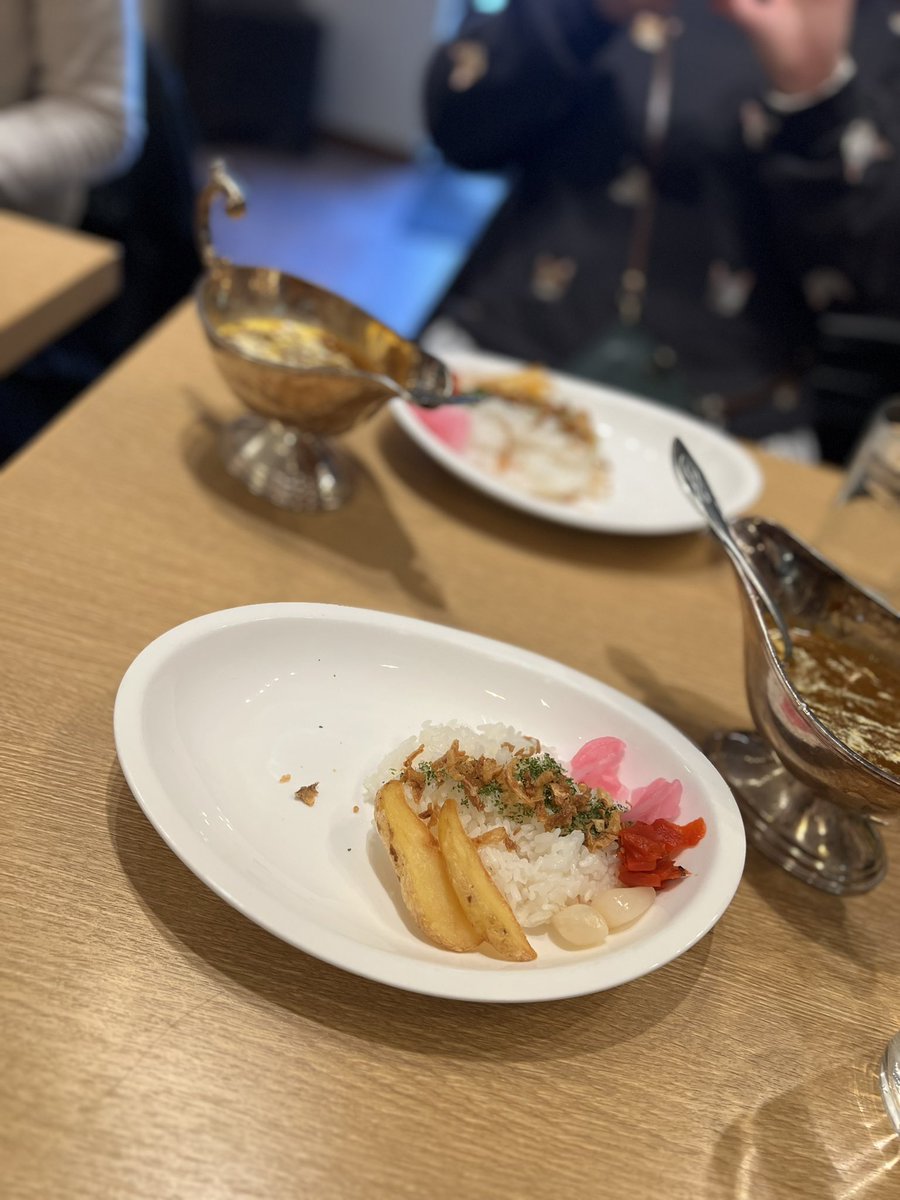 nail_3plus's tweet photo. エンクルさんにみたいな美味しそうな写真撮ってるつもりが、ごはんがメインの写真になっちゃってた🍛😱

カレーに浮かれすぎて早く食べたくて写真テキトーになった説🤗

私も試食会にご招待していただいて明日のOpen前に一足先に食べさせていただきました😋スパイシーでおいし💓
てるさんありがとう！ https://t.co/8qdIjlKDTH