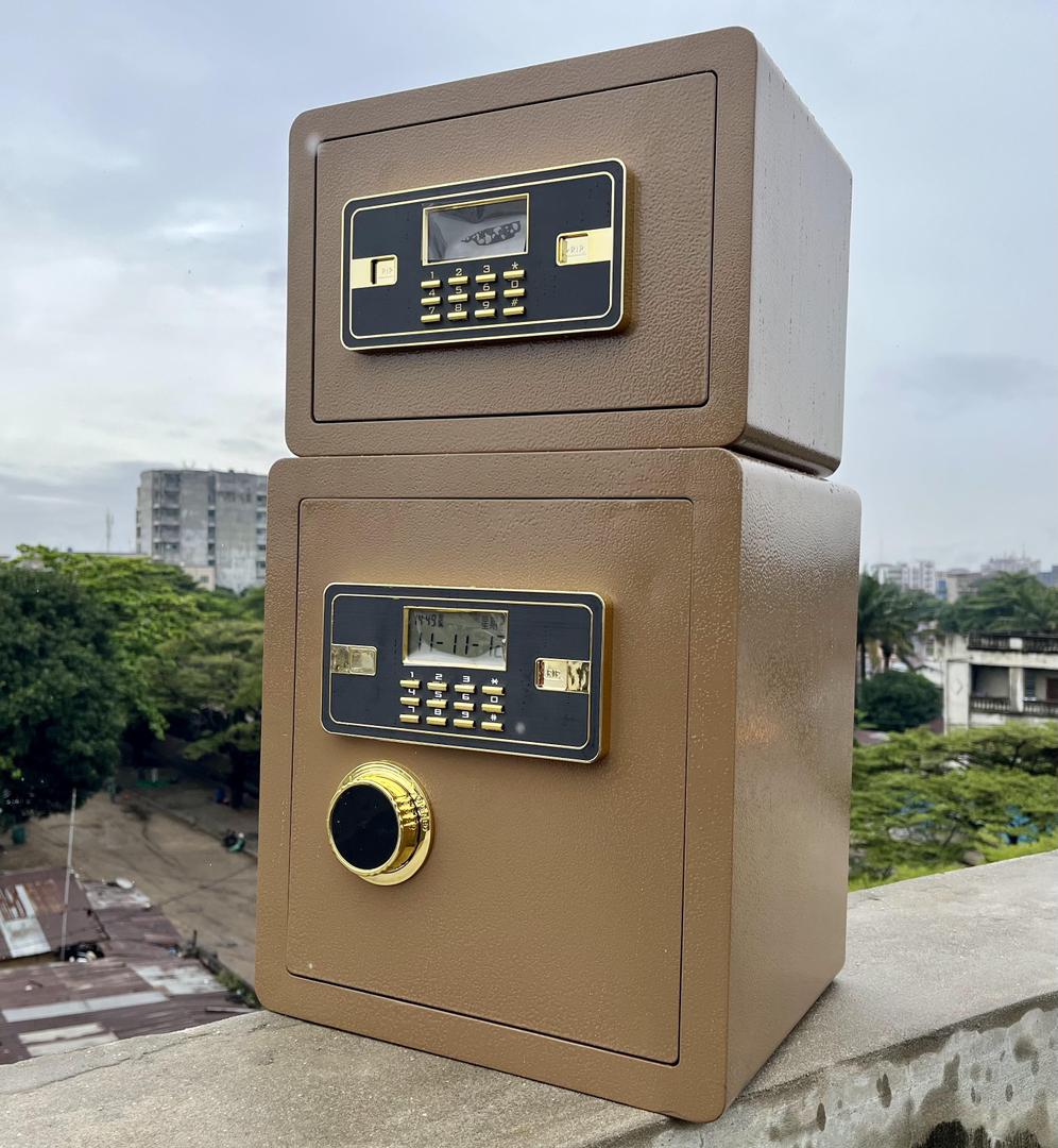 V_GROUP_BJ's tweet photo. Hello 🤗🤗
Donnez à vos biens la protection qu'ils méritent. Notre coffre-fort à sécurité
numérique offre une sécurité maximale pour garder vos objets de valeur en toute
sécurité
💵 100 000 FCFA
☎️ (🇧🇯) 97508426
🛵 Livraison Disponible
🔒💎 #ProtectionMaximale https://t.co/JMpuwqNNYr