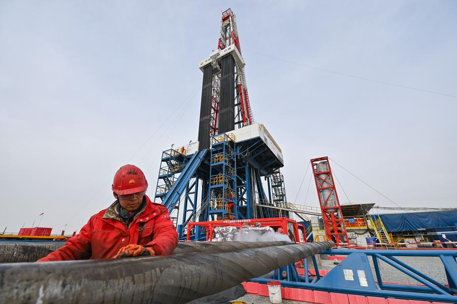 PDChinaBusiness's tweet photo. The drilling of China's first #superdeep #borehole over 10,000 meters deep for scientific exploration, Shenditake-1, crossed the 10,000-meter milestone on Monday. The borehole in northwest China's Tarim Basin is expected to reach a designed depth of 11,100 meters. https://t.co/1DwfDdnusC