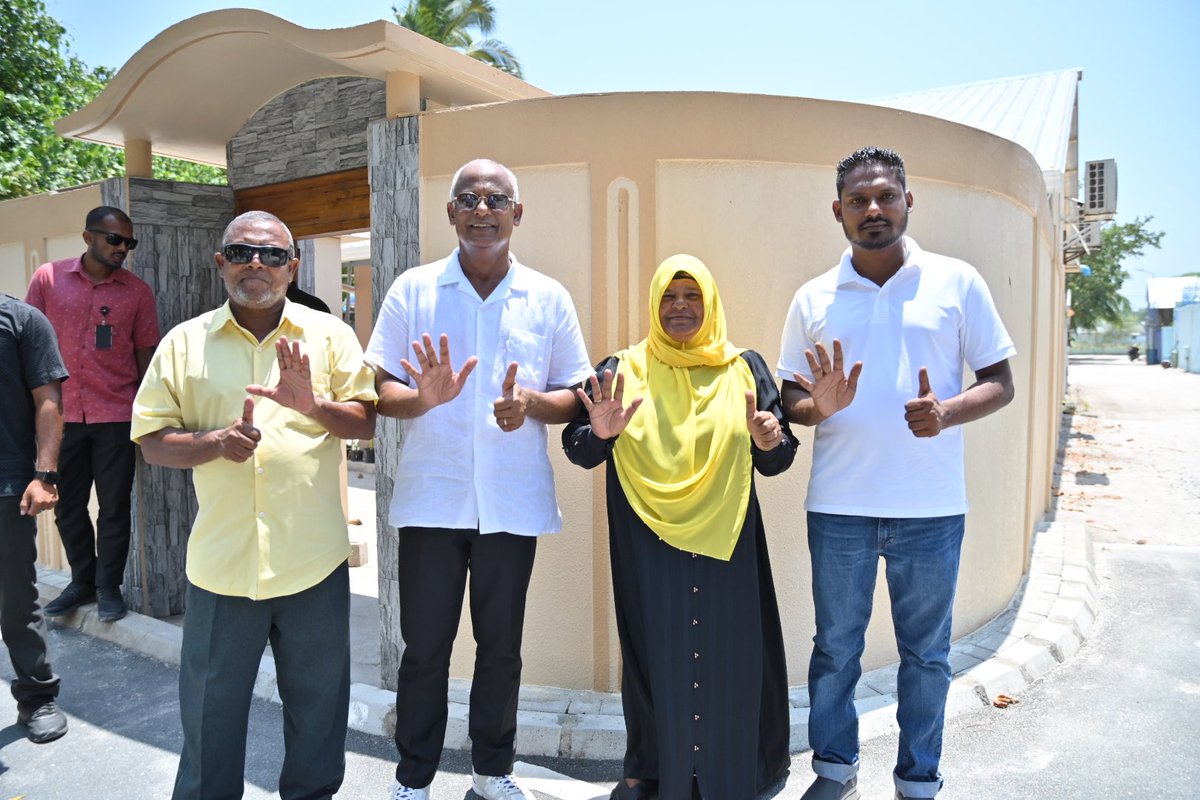 MDPSecretariat's tweet photo. ރައީސް @ibusolih މަޖިލިސް20 ރ.އުނގޫފާރު ދާއިރާގެ މިޕާޓީގެ ކެންޑިޑޭޓު @shiyaamx ގެ  ކެންޕެއިންއަށް ރ.އުނގޫފާރަށް ވަޑައިގެން، ކެންޕެއިން ޓީމާއި ބައްދަލުކުރެއްވުމުގެ ތެރެއިން.

6️⃣✅
#VoteMDP #VoteShiyaam 
#Ugoofaarudhaairaa 
#MisraabuHamaMagah https://t.co/s7joZ4mQG3