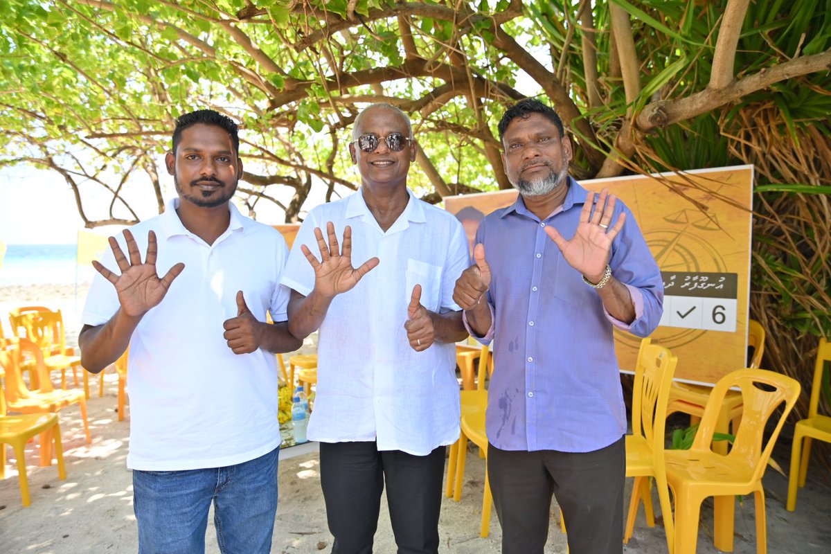 MDPSecretariat's tweet photo. ރައީސް @ibusolih މަޖިލިސް20 ރ.އުނގޫފާރު ދާއިރާގެ މިޕާޓީގެ ކެންޑިޑޭޓު @shiyaamx ގެ  ކެންޕެއިންއަށް ރ.އުނގޫފާރަށް ވަޑައިގެން، ކެންޕެއިން ޓީމާއި ބައްދަލުކުރެއްވުމުގެ ތެރެއިން.

6️⃣✅
#VoteMDP #VoteShiyaam 
#Ugoofaarudhaairaa 
#MisraabuHamaMagah https://t.co/s7joZ4mQG3