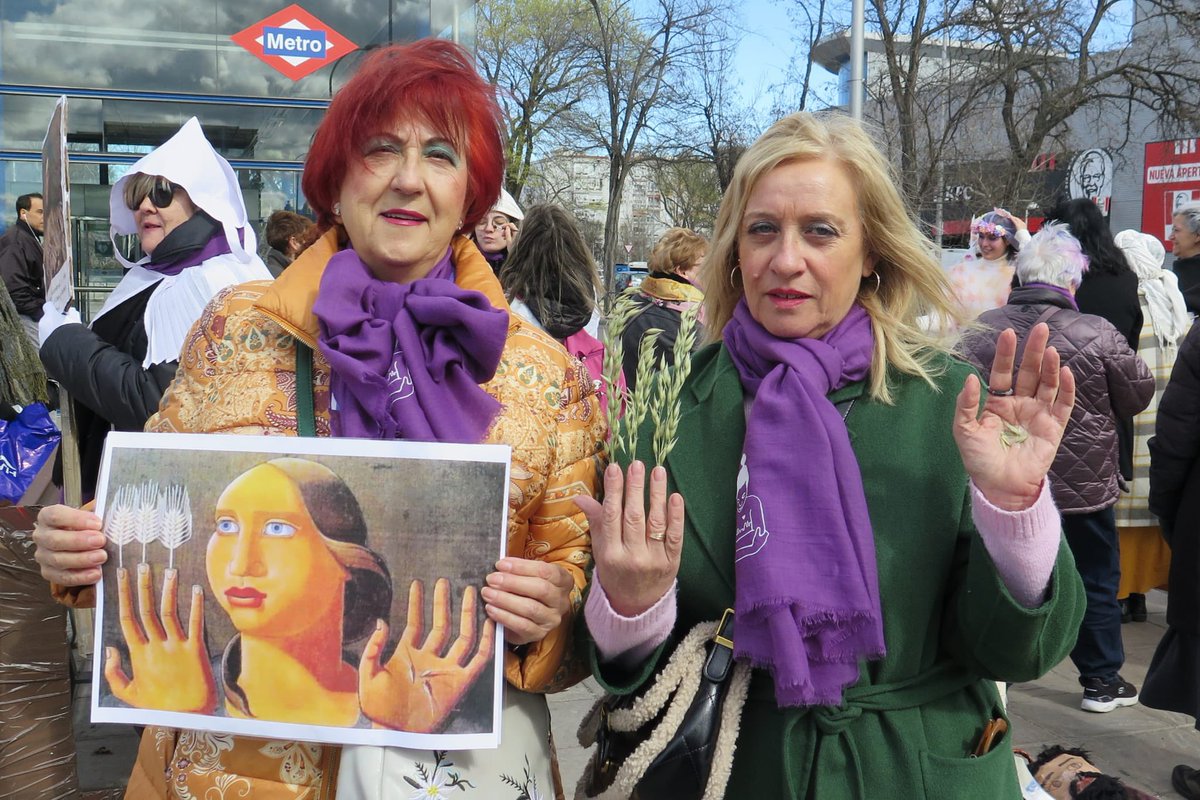m_red8's tweet photo. Os compartimos algunas fotos de nuestro acto de ayer. 
Las mujeres pintamos y mucho.

Es necesario visibilizar el papel de la mujer en la historia, en todas las artes. https://t.co/G6o6vsxfDj