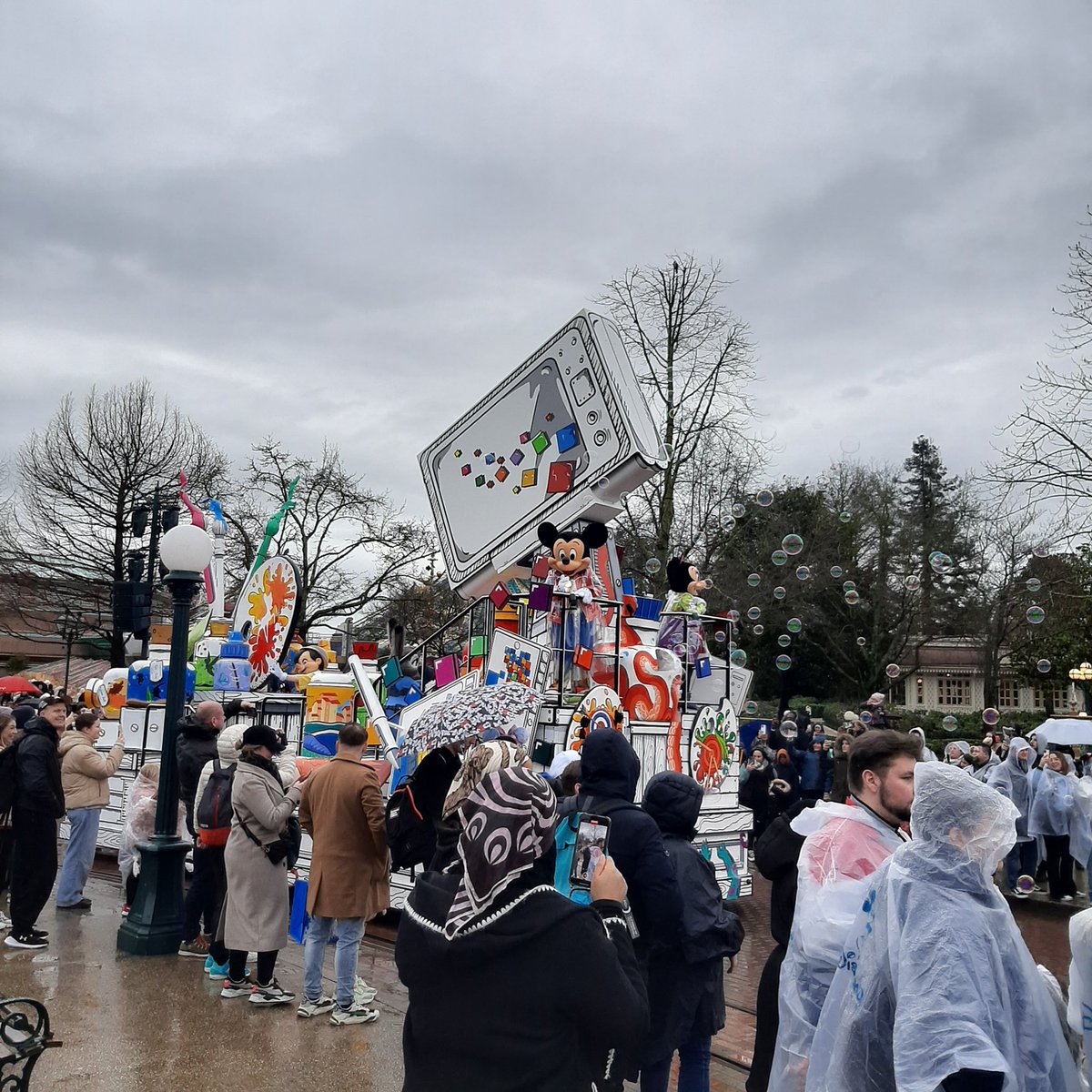 BasvanWoesik76's tweet photo. De nieuwe parade in #DisneylandParis was erg leuk kleurrijk en natuurlijk ook weer alle #Disney vrienden erbij echt weer de magie!!!! @Disney @DisneyNL @DisneyD23 @WaltDisneyCo @DisneyStudios https://t.co/eFVdWGtdgx