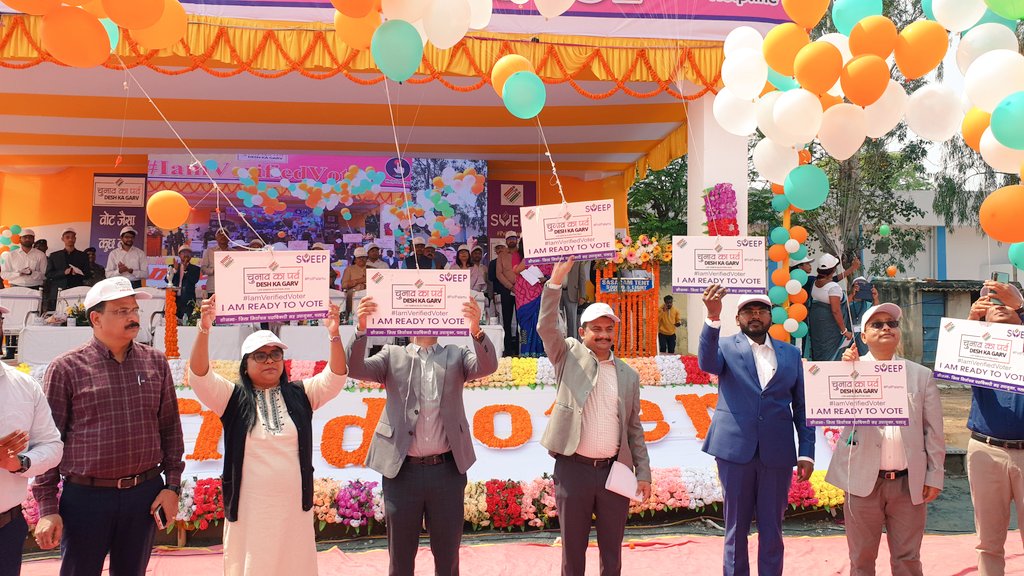DC_Palamu's tweet photo. #IamVerifiedVoter के तहत शहर के शिवाजी मैदान से जिले के सभी मतदाताओं को जागरूकता हेतु बैलून को आकाश में छोड़ा गया। इस बैलून में मत���ाता जागरूकता संबंधित संदेश लिखे हुए थे।
@JharkhandCMO
@ceojharkhand 
@ECISVEEP
#DeshKaGarv
#ChunavKaParv
#PollPalamu 
#ABKIBAR80PAR https://t.co/K4h1La4g2k