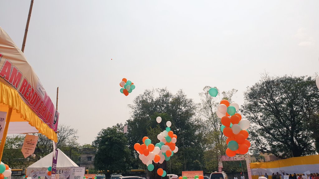 DC_Palamu's tweet photo. #IamVerifiedVoter के तहत शहर के शिवाजी मैदान से जिले के सभी मतदाताओं को जागरूकता हेतु बैलून को आकाश में छोड़ा गया। इस बैलून में मत���ाता जागरूकता संबंधित संदेश लिखे हुए थे।
@JharkhandCMO
@ceojharkhand 
@ECISVEEP
#DeshKaGarv
#ChunavKaParv
#PollPalamu 
#ABKIBAR80PAR https://t.co/K4h1La4g2k