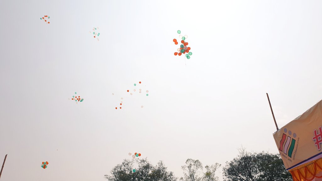 DC_Palamu's tweet photo. #IamVerifiedVoter के तहत शहर के शिवाजी मैदान से जिले के सभी मतदाताओं को जागरूकता हेतु बैलून को आकाश में छोड़ा गया। इस बैलून में मत���ाता जागरूकता संबंधित संदेश लिखे हुए थे।
@JharkhandCMO
@ceojharkhand 
@ECISVEEP
#DeshKaGarv
#ChunavKaParv
#PollPalamu 
#ABKIBAR80PAR https://t.co/K4h1La4g2k