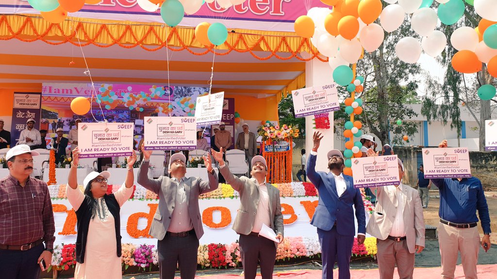 DC_Palamu's tweet photo. #IamVerifiedVoter के तहत शहर के शिवाजी मैदान से जिले के सभी मतदाताओं को जागरूकता हेतु बैलून को आकाश में छोड़ा गया। इस बैलून में मत���ाता जागरूकता संबंधित संदेश लिखे हुए थे।
@JharkhandCMO
@ceojharkhand 
@ECISVEEP
#DeshKaGarv
#ChunavKaParv
#PollPalamu 
#ABKIBAR80PAR https://t.co/K4h1La4g2k