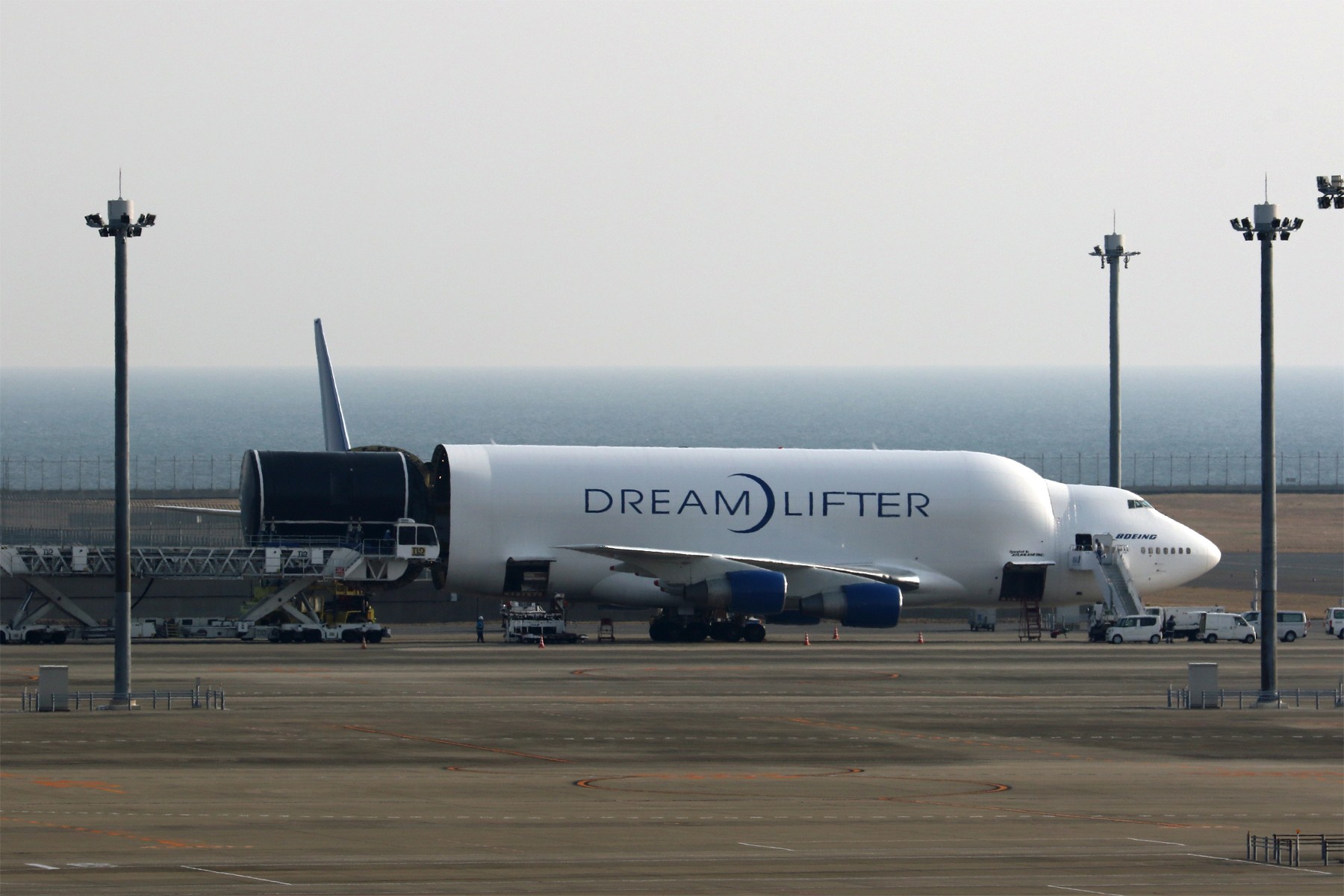 イカレた飛行機】激レアな「ドリームリフター」の撮影方法！絶対